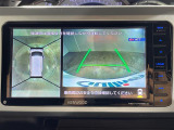 【全方位モニター】まるでクルマを真上から見下ろしたかのような視点で駐車をサポートします!クルマの斜め後ろや真横など、前後左右の4つのカメラの映像が合成されて、モニターに映し出されます。