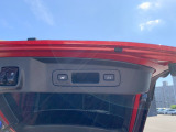 【電動リアゲート】ボタン1つで開閉可能。荷物の積み下ろしもスムーズで、安全・便利に使えます。