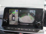 多彩なナビ機能に加えて、アラウンドビューモニターの画像も大画面に映し出されます。周囲の状況をもっと確認しやすくなり、駐車が楽に安心して行えます。