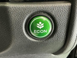 ECONスイッチ操作でエンジンやミッション、エアコンなどを総合的に制御、燃費をよくするようクルマが頑張ります。