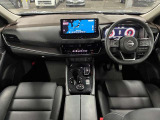 運転席の画像です。足元やシートまわりに余裕があり、リラックスした姿勢で運転が可能です。視界も良好で操作系へのアクセスもしやすく、快適で安心感のあるドライブをサポートします。