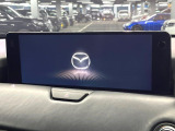 【12.3インチマツダコネクト】車内の雰囲気にマッチした大型ディスプレイ。スマホ接続でのナビ使用やBluetooth再生等、様々な機能が楽しめます。直感的なダイヤル操作が可能で、使い勝手も良好です。