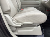 運転席にはドライバーの体型や好みに応じて前後方向だけでなく、高さの調整ができるシートリフターを装備!