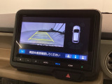 リバースギアに入れるだけで後方の表示へ切り替わります。夜間や雨の日の駐車も楽になりますよ。
