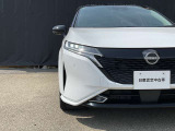 対向車がいてもハイビームを維持できるアダプティブLEDヘッドライト。先行車や対向車の有無に応じてハイビームの照射パターンを変化させ、常に視認性の高い状態が維持されます。
