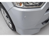 フロントバンパーに埋め込まれたレーダーにより前方車両を監視してくれます。