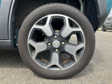 マツダのセンターキャップが光るアルミホイールとBRIDGESTONEの文字が特徴的なタイヤです。CARGO瑞穂店では購入後もしっかりサポートいたしますので、安心のカーライフをお過ごしいただけます。