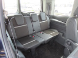 【3列目シート】ベンチシートになっており、シート幅が広いので車内がよりスッキリと一体感のある空間に。また左右への移動がスムーズに行えるので乗り降りのときもラクチンです。