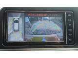 車を上から見下ろした視点で駐車をサポートするパノラマビューを搭載。運転席から確認しにくい車両周囲の状況を確認できます。