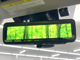 【スマートリヤビューミラー】後席の大きな荷物や同乗者で後方が確認しづらい時でも安心!カメラが撮影した車両後方の映像をルームミラー内に表示。クリアな視界で状況の確認が可能です!