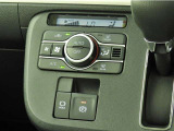 オートエアコンを装備しておりますので、四季を通じて車内を快適な温度に保つことが出来ます!高級感が有りますね!