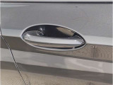 【デザインとの融合】BMWデザイナーが創り出したボディデザインを損なう事のない様に配置とデザインに拘っています。ドアノブについてもBMWの拘りに妥協はありません。