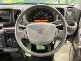 インテリアに合わせたデザインのステアリングは、運転される方のことも考え、運転しやすい形状、大きさです。是非一度、実際に触ってお確かめください。