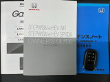 スマートキーは鍵をバッグに入れたままでもドアロックの開閉やエンジンのON・OFFができます。夜間や雨の日も鍵を探さなくて良いので便利です。