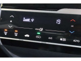 フルオートエアコンが装備されています!お好みの温度設定をするだけでエアコンの風量やモードの切り替えを自動でコントロールしてくれます!ユーザーの操作が少なく燃費走行にもつながります!