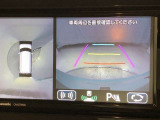 車の全周囲の画像が表示されます。運転席から見づらい個所なども、上空から見たような映像で確認できます。映像のきりかえも出来、後方確認だけでなく大変便利な機能です。