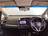 運転席は、大きな座面と包み込むような背もたれがドライバーの身体全体をしっかり支えます。上質なシート素材と座り心地のよいクッションを採用し、長時間の運転やコーナーの多い道も快適です