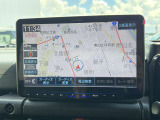 【フローティングナビゲーション】大型画面でタッチパネルや音声操作に対応した高精度カーナビを搭載。快適性と操作性を両立し、旅行や長距離ドライブでも安心して目的地まで移動できます。