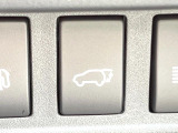 【パワーバックドア】スマートキーや運転席のボタンを押すだけでリアゲートが自動で開閉します!荷物を持っている時や、高い位置にあるバックドアを閉める際に便利な機能です♪