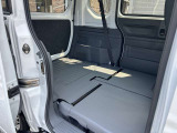 リアシートを足元に収納すれば、荷室と後席スペースが段差のない広大なフラット空間になります!