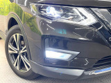 【LEDヘッドライト】悪天候や夜間走行時も良好な視界を確保し安心して運転できる高輝度LEDヘッドライトを装備!点灯速度が早く、消費電力も抑えられています。