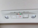 SOSコールが装備されており緊急時にこのボタンを押すと専用オペレーターに自動接続されます。(ご利用には別途費用が掛かります)