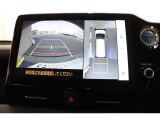 前後左右のカメラの映像を合成し、車を上から見たような視点のパノラミックビューモニター。後方の死角だけでなく左右や前方の障害物の発見もしやすくなります。
