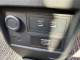 カーナビに連動したUSBポートとHDMIが装備されております。