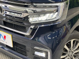 【LEDヘッドライト】悪天候や夜間走行時も良好な視界を確保し安心して運転できる高輝度LEDヘッドライトを装備!点灯速度が早く、消費電力も抑えられています。