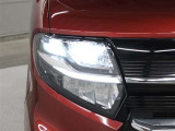 LEDヘッドライトには、ハイビームで走行中に先行車や対向車を検知した時、部分的に遮光し、先行車や対向車に配慮しながら高い視認性を確保できるADB(アダプティブドライビングビーム)が採用されています。