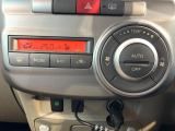 【オートエアコン】一度お好みの温度に設定すれば、車内の温度を検知し風量や温度を自動で調整。暑い&hellip;寒い&hellip;と何度もスイッチ操作をする必要はありません。快適な車内空間には必須の機能ですね♪