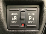 リアドアは乗り降りに便利な両側電動スライドドアです。また運転席に座っていながらスイッチ操作で自在にスライドドアを開け閉めできます。