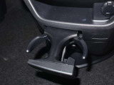 センター前部中央にはカップホルダー2つ設置しております。下部には12Vソケット、USB-Aあります。携帯充電等に利用出来ます。
