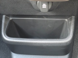 足元には便利なセンターロアボックスを設置。車内を整理しやすく、使い勝手の良さが魅力です。