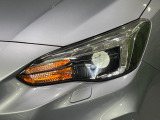 【LEDヘッドライト】悪天候や夜間走行時も良好な視界を確保し安心して運転できる高輝度LEDヘッドライトを装備!点灯速度が早く、消費電力も抑えられています。
