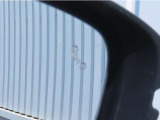 【ブラインドスポットモニター】後方を走る車を確認するための機能です。センサーによって周囲の車両を検知して、ドライバーに伝えてくれるものです。後方にある車両を検知することで、事故を防ぐ確率を高めます。