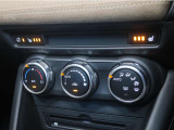 運転席・助手席にはシートヒーターをを内蔵。寒季節にも安全で快適な操作をサポートします。