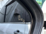【ブラインドスポットモニター】走行中、ドアミラーの死角になりやすい箇所に後続車が接近するとサイドミラーのレンズに警告を表示!ドライバーに注意喚起をしてくれます。