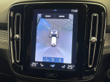 【360&deg;ビューカメラ】4台の高解像度カメラで360度の鳥瞰図を表示。隣の車や壁、死角にある障害物などを画面で確認できるため、狭いスペースでの駐車・出入りも安心です。
