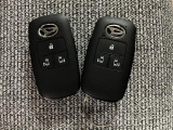 電子カードキーを携帯していれば、ドアハンドルやバックドアのリクエストスイッチを押すだけでドアの施錠・解錠が出来ます♪もちろん 遠隔操作も可能です!盗難防止のイモビライザー機能装備ですよ ☆