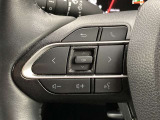運転中、オーディオの操作をしてて、ハッとしたことはありませんか?ステアリングスイッチは、運転中でもハンドルでオーディオの操作が可能です。安全なドライブをサポートします。