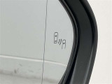隣車線を走る車両をレーダーで検知し、ドアミラーでは確認しにくい後側方エリアに存在する車両に加え、急接近してくる車両も検知します。車両を検知するとドアミラーに搭載されたLEDインジケーターが点灯します。
