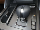 CX-80のパワフルでしなやかな走りを8ATが支えます。大型のシフトレバー左側には、フタ付きのドリンクホルダーを備えています。