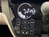 【オートエアコン】一度お好みの温度に設定すれば、車内の温度を検知し風量や温度を自動で調整。暑い&hellip;寒い&hellip;と何度もスイッチ操作をする必要はありません。快適な車内空間には必須の機能ですね♪