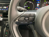 運転中、オーディオの操作をしてて、ハッとしたことはありませんか?ステアリングスイッチは、運転中でもハンドルでオーディオの操作が可能です。安全なドライブをサポートします。