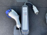 充電ケーブルになります。ご自宅で充電するときに使います。