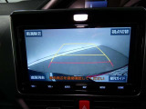 バックガイドモニター付き。車両後方の映像をナビ画面に表示し、駐車などの後退操作をサポートします。