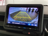 リバースギアに入れるだけで後方の表示へ切り替わります。夜間や雨の日の駐車も楽になりますよ。