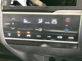 【オートエアコン】一度お好みの温度に設定すれば、車内の温度を検知し風量や温度を自動で調整。暑い&hellip;寒い&hellip;と何度もスイッチ操作をする必要はありません。快適な車内空間には必須の機能ですね♪