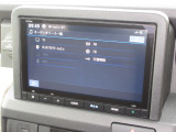 ナビゲーションは純正8インチメモリーナビ(VXM-245ZFEi)を装着しております。AM、FM、Bluetooth、フルセグTVがご使用いただけます。初めて訪れた場所でも安心ですね!